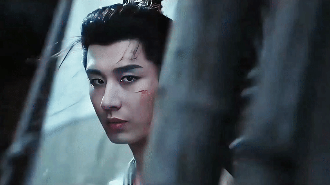 他将破碎感披在身上，将神性藏在眼底。谢淮安的存在，本身就是一道无解的谜题。看他于