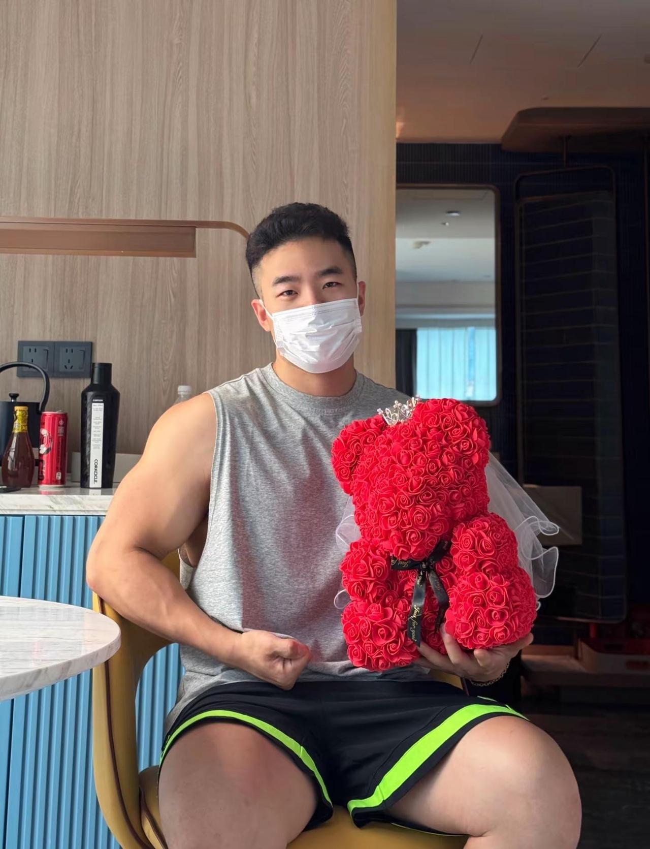 什么？我太直男… 那给你来点氛围感🌹 很久没和健身搭子约着练腿了，见到我的第一
