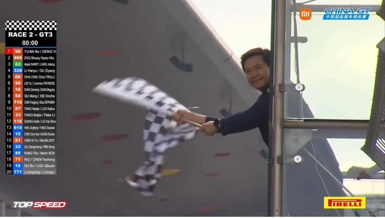 挥动方格旗的雷总 