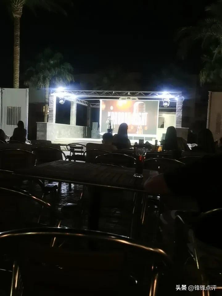酒店每天晚上都有这种客人参加的免费晚会，大概有一百多人吧，十点开始，到十二半结束