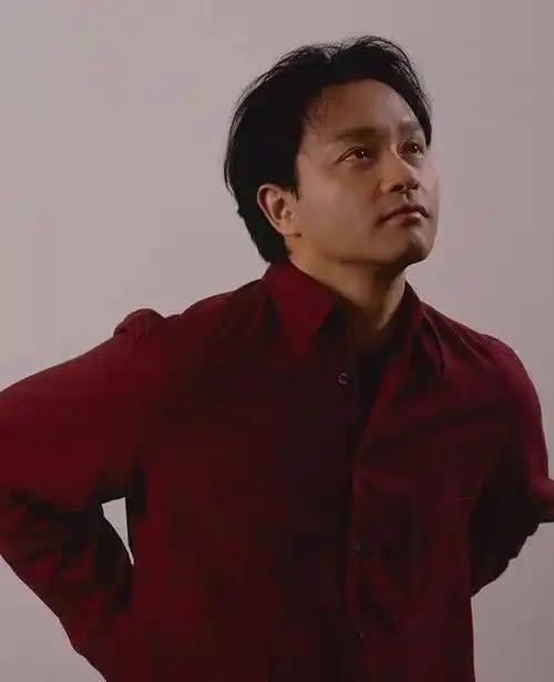 不过，我从来没觉得自己长得好看，可是我觉得自己长得不丑。
 
第一次看到张国荣，