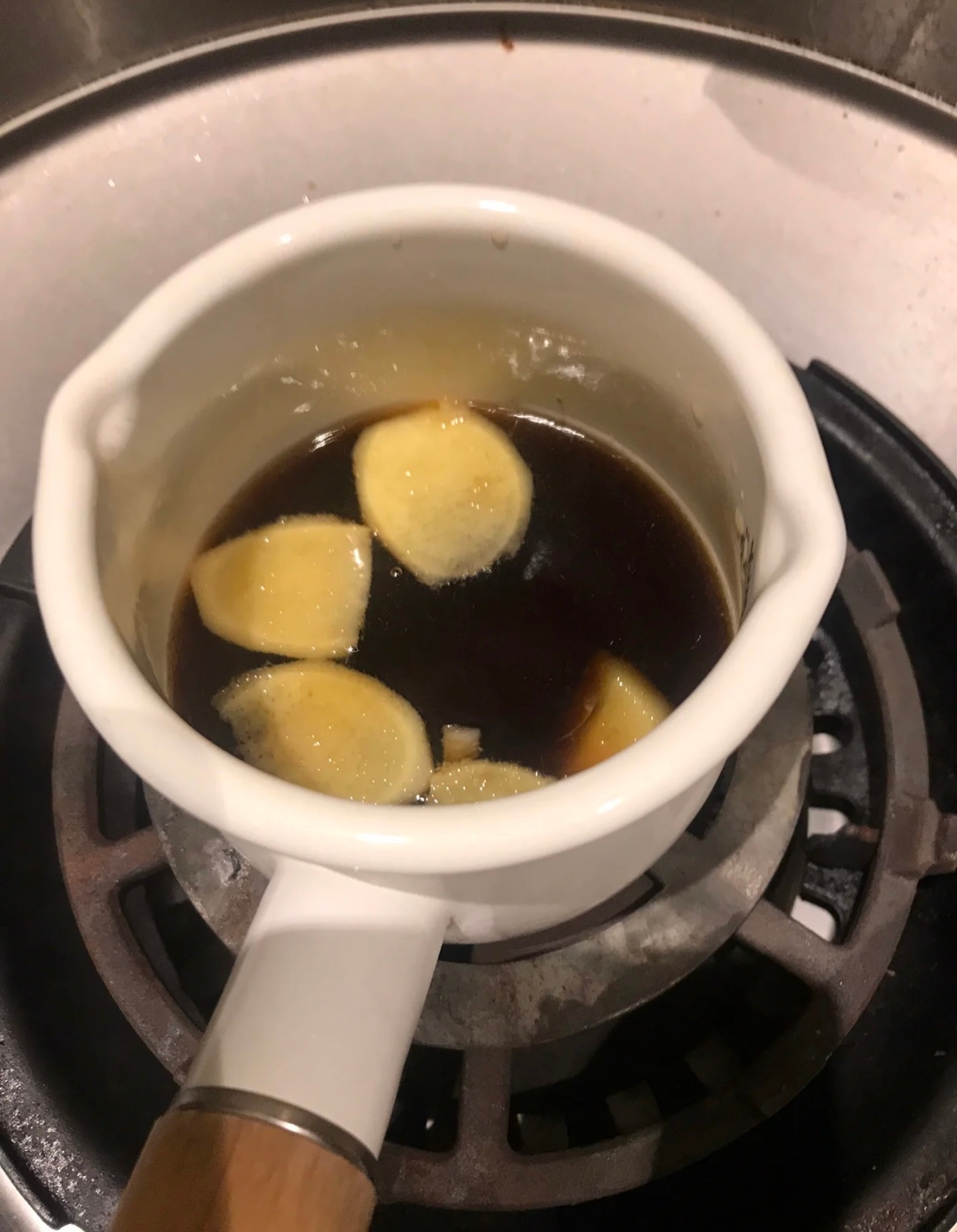 火烧可乐居然会发生这种现象，大家小时候在烧烤店或者火锅店有没有喝过姜糖可乐，甜滋