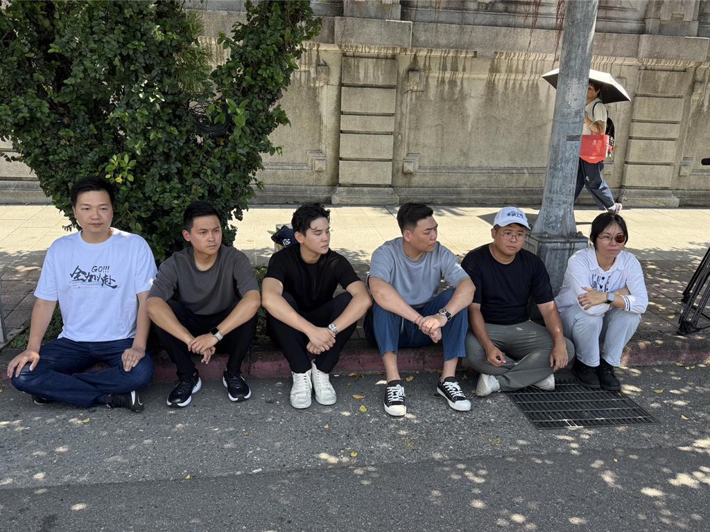 “独派”人士跑来绝食场地闹场，蓝营青年曝一句话让对方慌了
国民党台北市议员杨植斗
