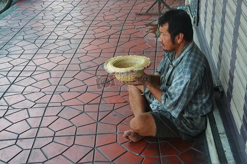 广西，男子进店乞讨，老板看他可怜，给他做了一碗面。结果因为老板没给钱，男子一口不