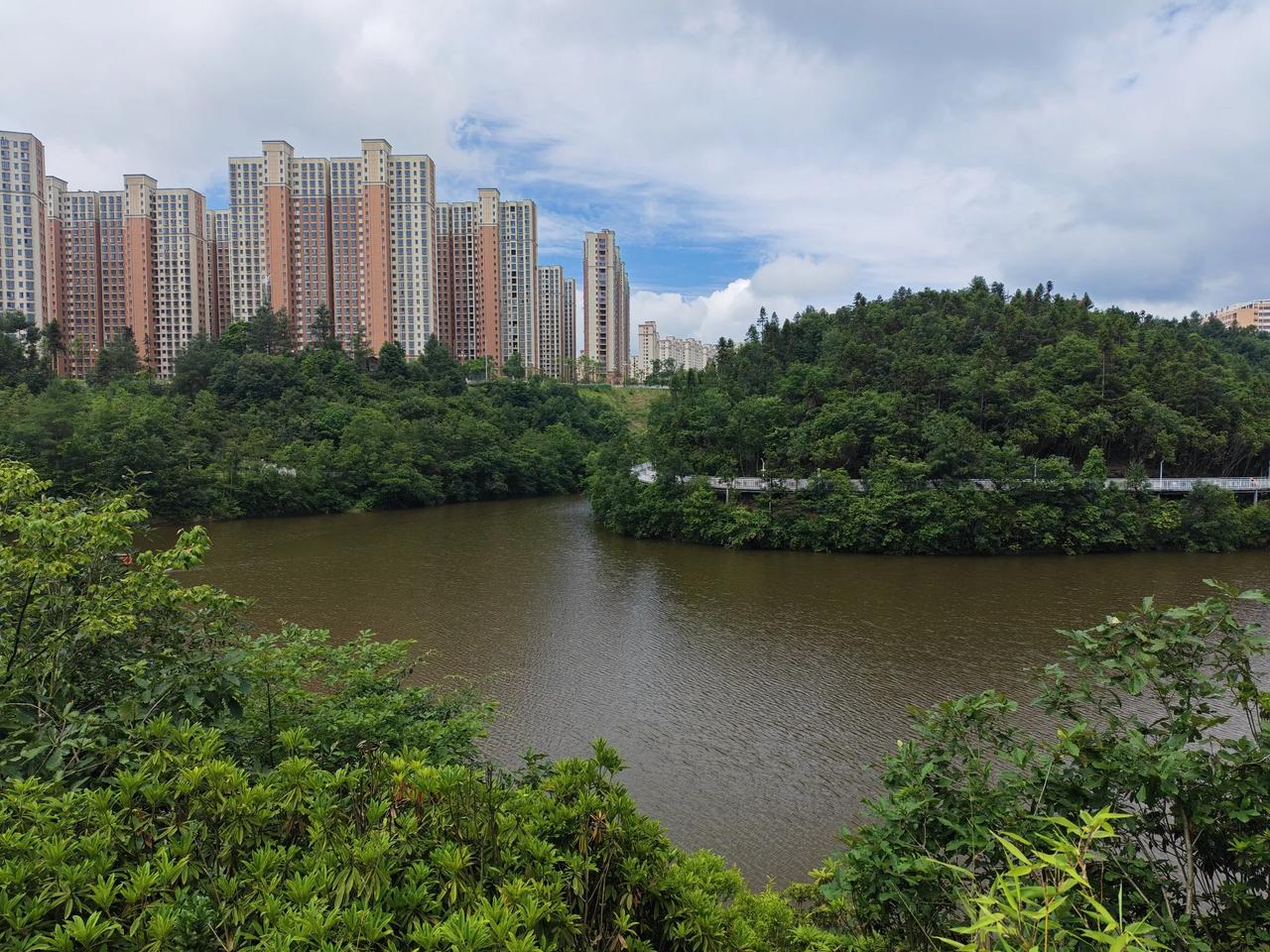 我去了贵阳五天。在昆明我出不了汗，在贵阳我可以出汗，出汗后，感觉在排毒。