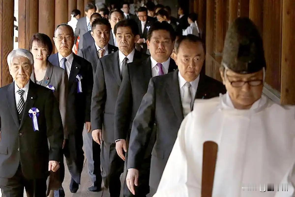 明天（12月26日），是伟人的诞辰之日！
2013年的这一天，日本的安倍曾参拜靖