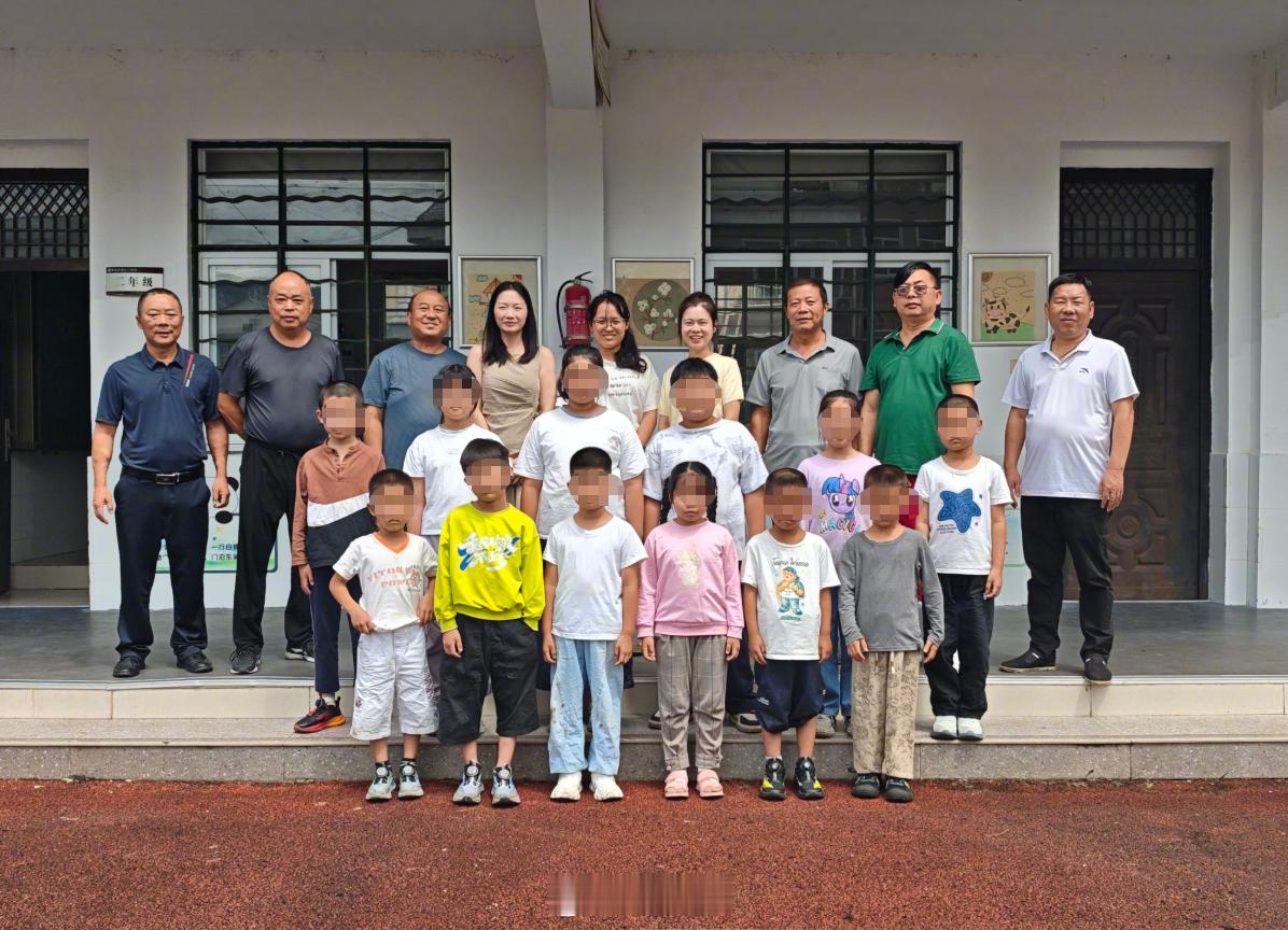 安徽霍山县单龙寺镇东风桥小学，今年一年级只有2名新生，全校5个年级12名学生，却