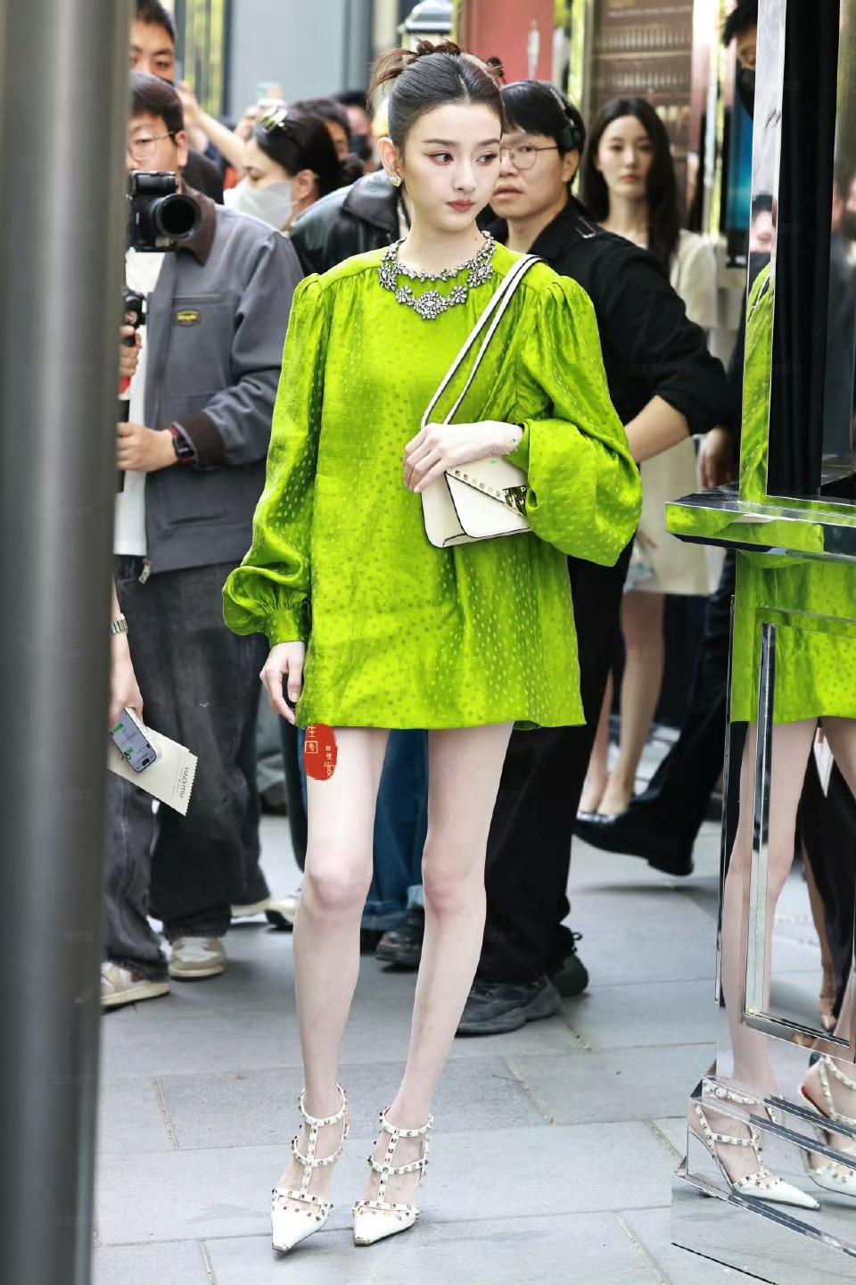 宋祖儿今日华伦天奴活动生图掉落，脚踩白色高跟，腿真绝！