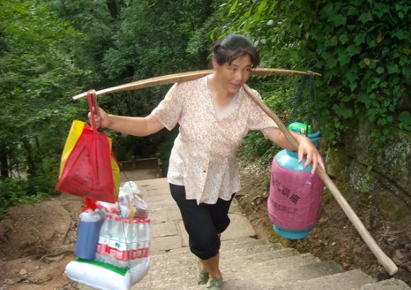 安徽齐云山的汪美红，中年丧夫独自拉扯三子，走投无路时跪遍全村借钱却一无所获。目不