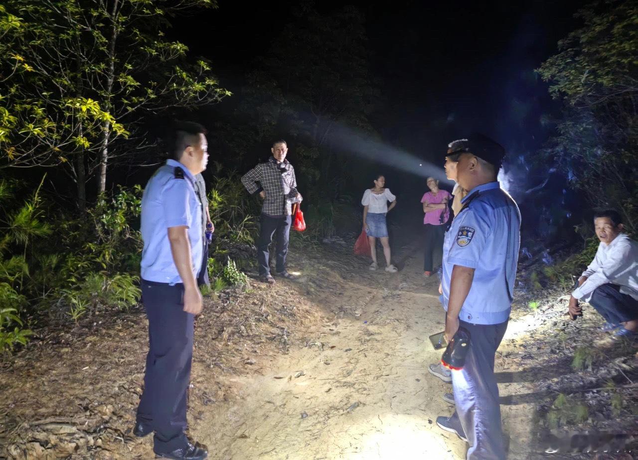 #德化90岁老人上山未归警民联合寻人#“警察同志，我母亲早上到山上捡菇，到现在还