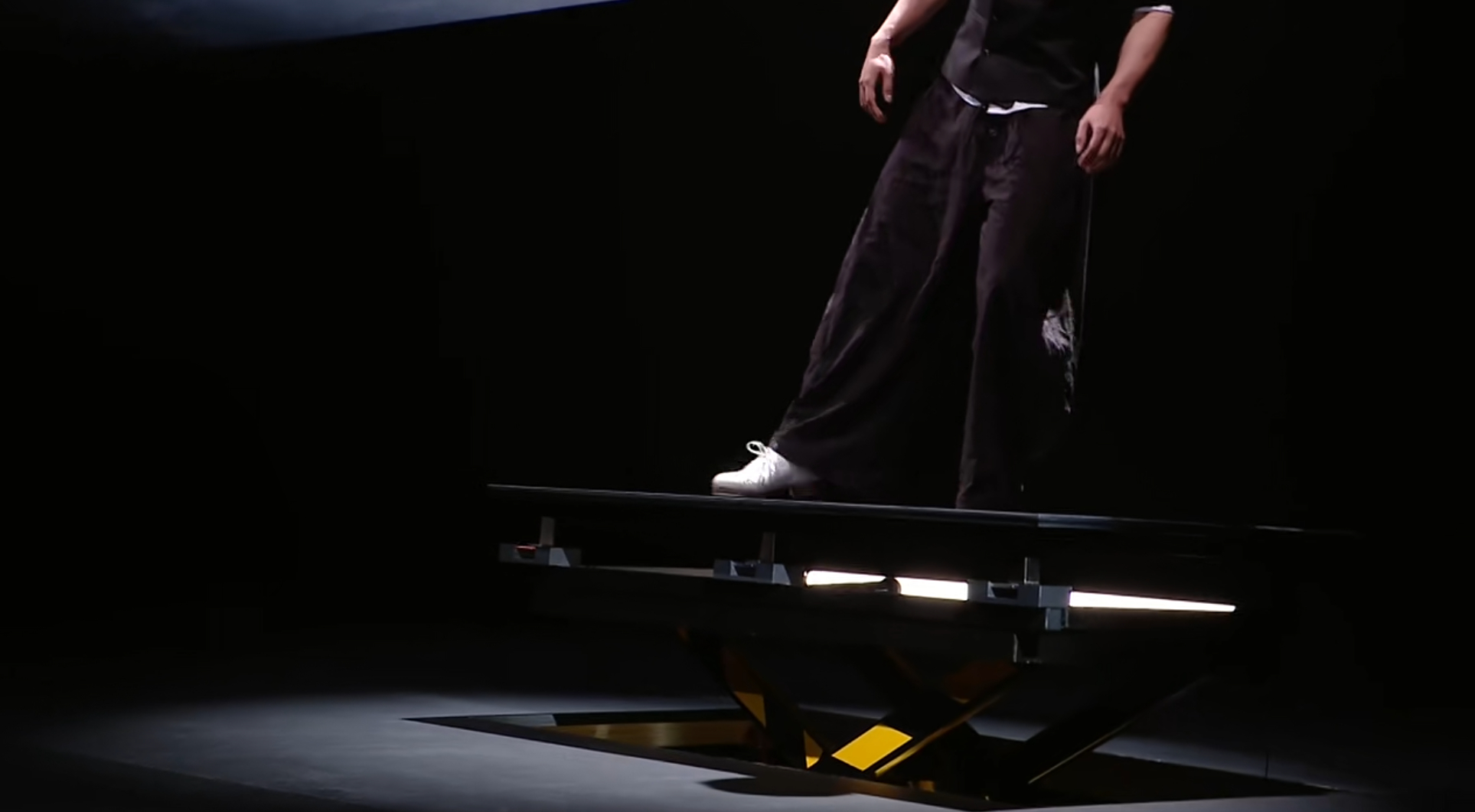 第一次见在手机上跳踢踏舞 不是，作为全球在售最轻直板旗舰，荣耀Magic8 Pr