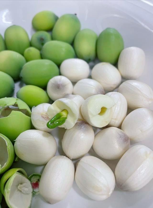 哦~到了吃莲子的季节了想那个披哥里的勤快小鸣