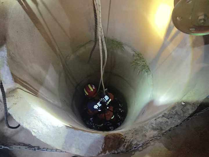 年轻小伙掉入深井，命悬一线时吴大妈听到了他微弱的呼救声