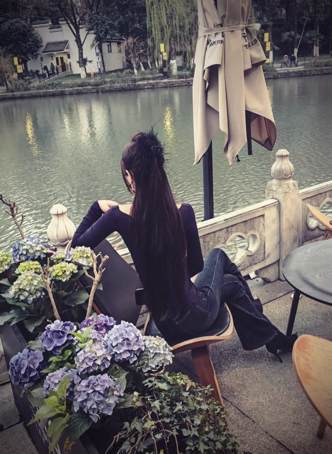 出门溜溜，找找快乐，吹吹人间发财风。