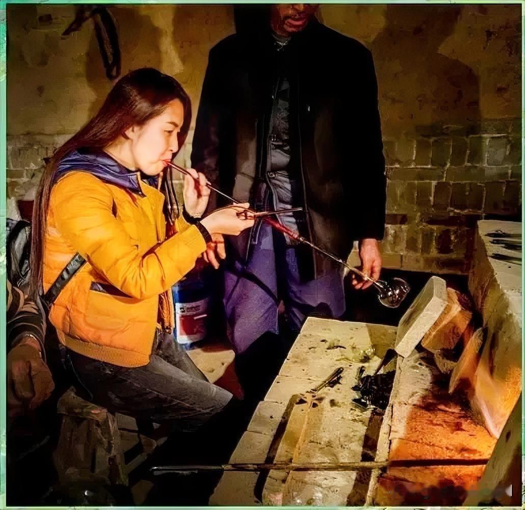 😆河南平顶山街头，女子偶遇童年“神器”——琉璃咯嘣！只见她手持这个细脖圆肚的玻