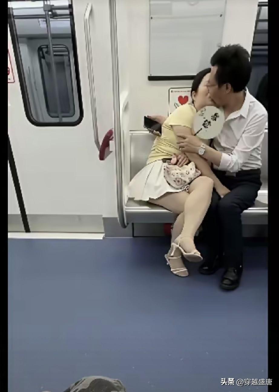 热烈很容易，难的是岁月里长久的包容。公共场合，还是要顾及旁边单身狗的感受，就这热