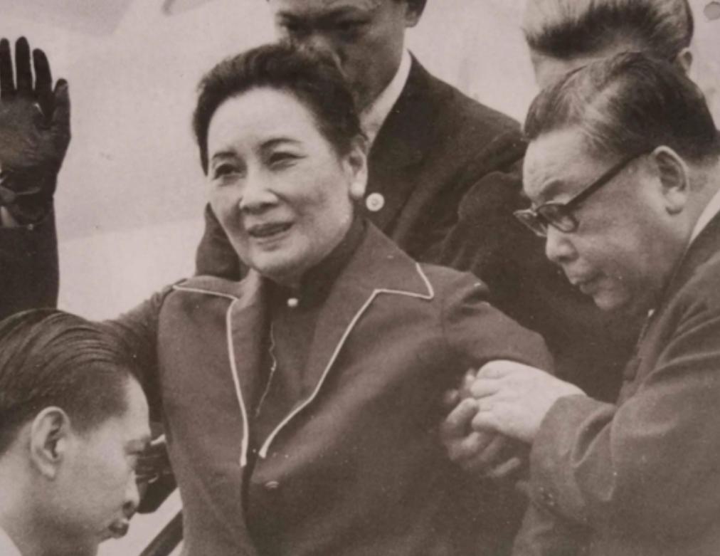 1975年，蒋刚咽气，比蒋经国只大12岁的宋美龄就想独揽大权，没想到，一向憨厚的