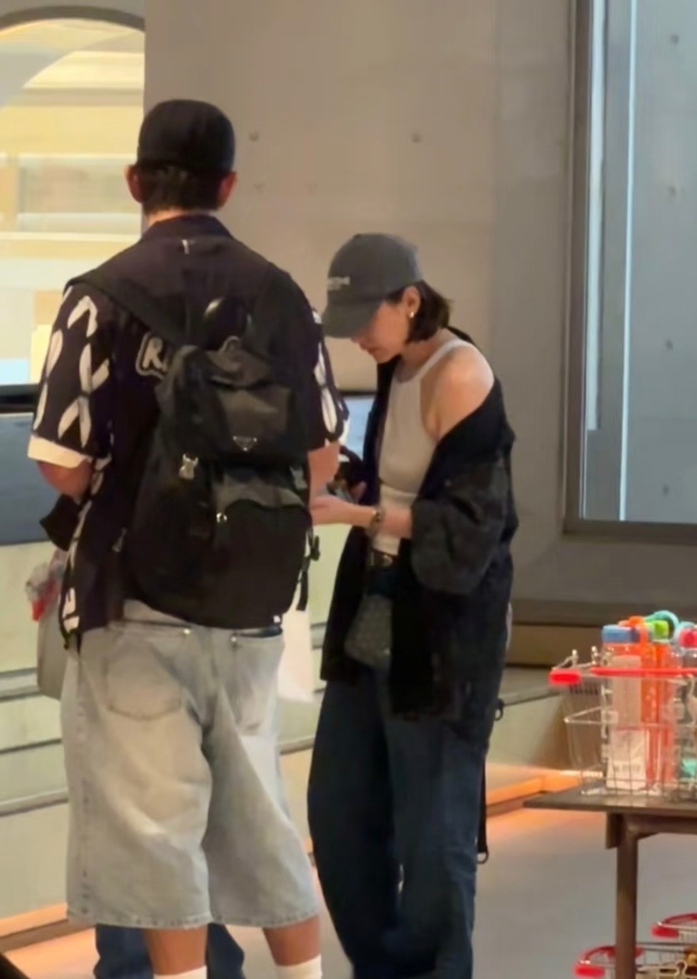 成都偶遇贾静雯修杰楷一家 有网友在成都街头偶遇贾静雯修杰楷一家四口逛街！咘咘和波