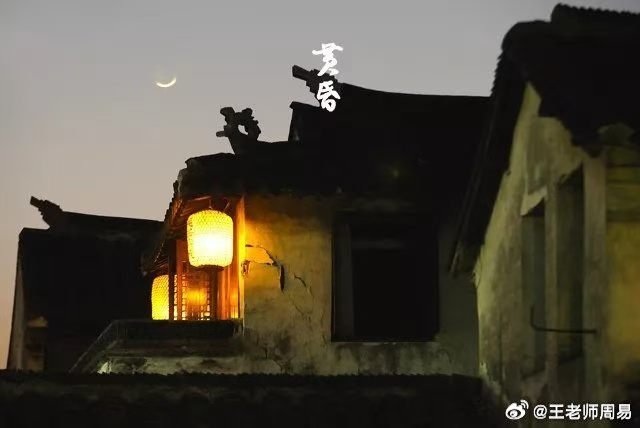 🌕丁火和丙火不同，丙火是太阳丁火是月亮，是星星，是灯盏之火月亮是从西边升起的，