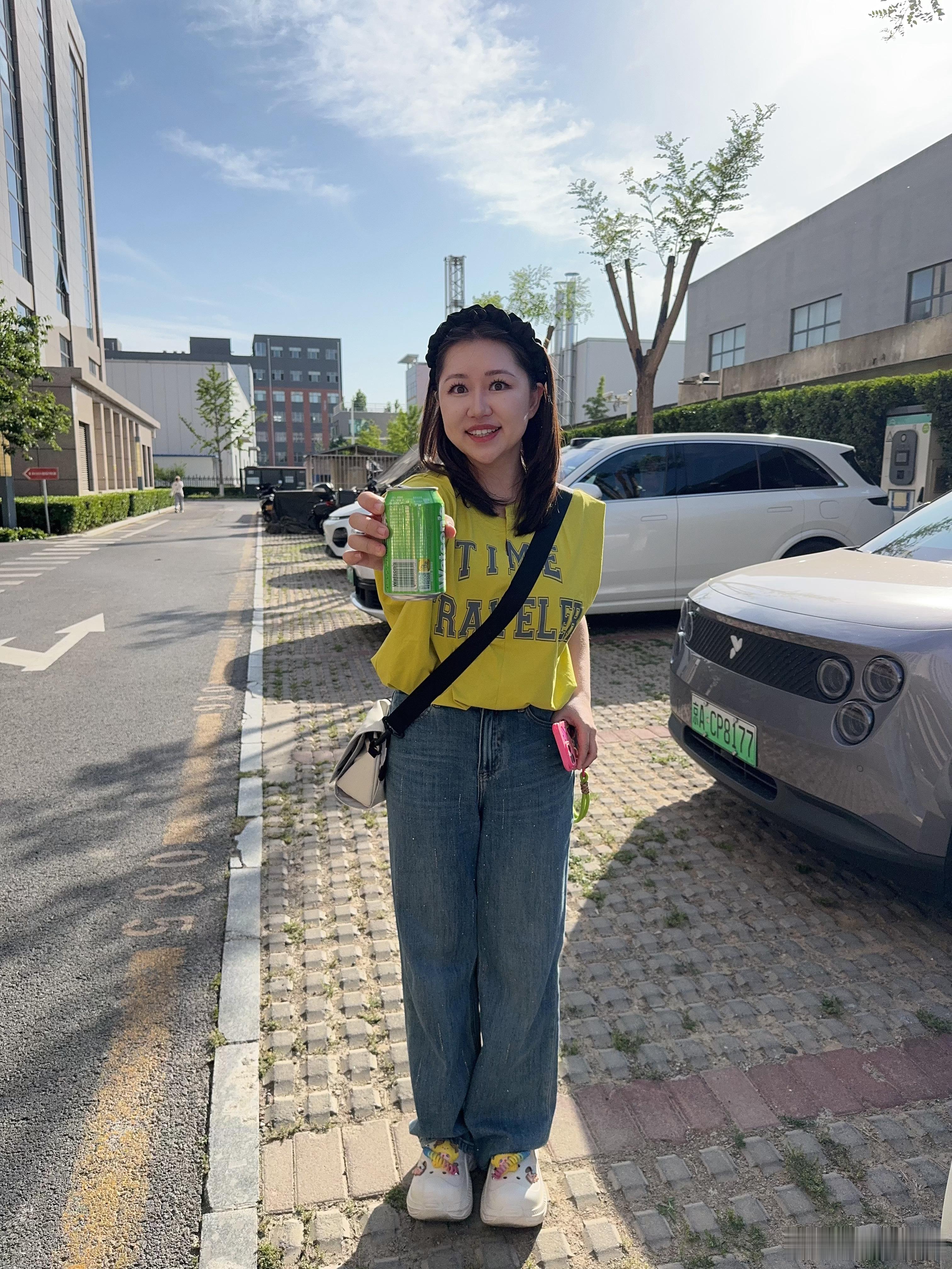 你出门前是把调色盘🎨打翻了？黄绿色衣服粉红色手机壳花里胡哨的鞋子喝个饮料还是翠