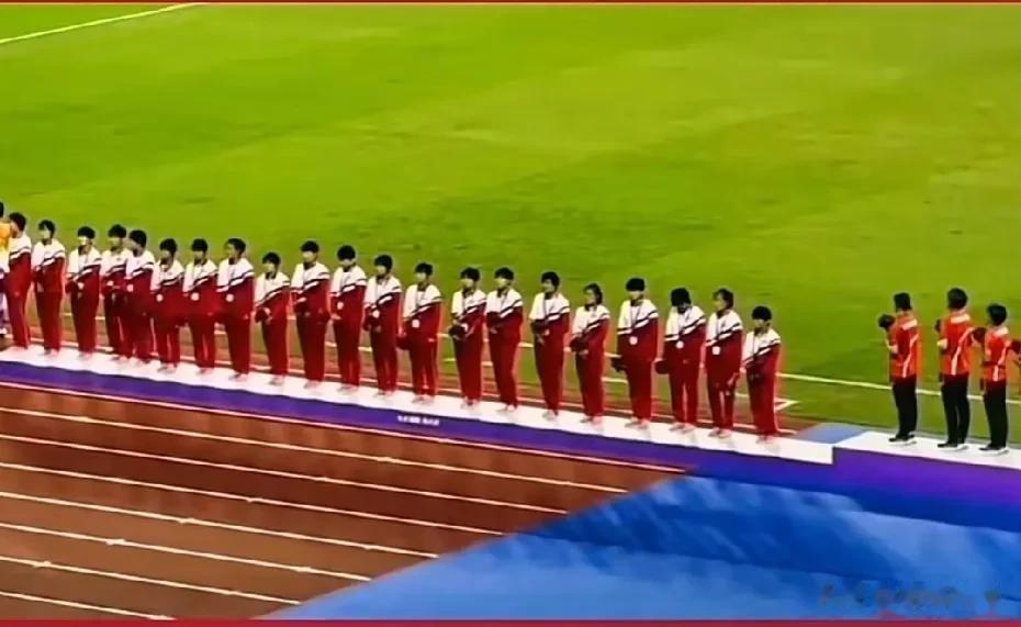 奇怪一幕:亚运会女足决赛结束后赛场颁奖仪式出现了一幕奇特画面:

正常情况下不管
