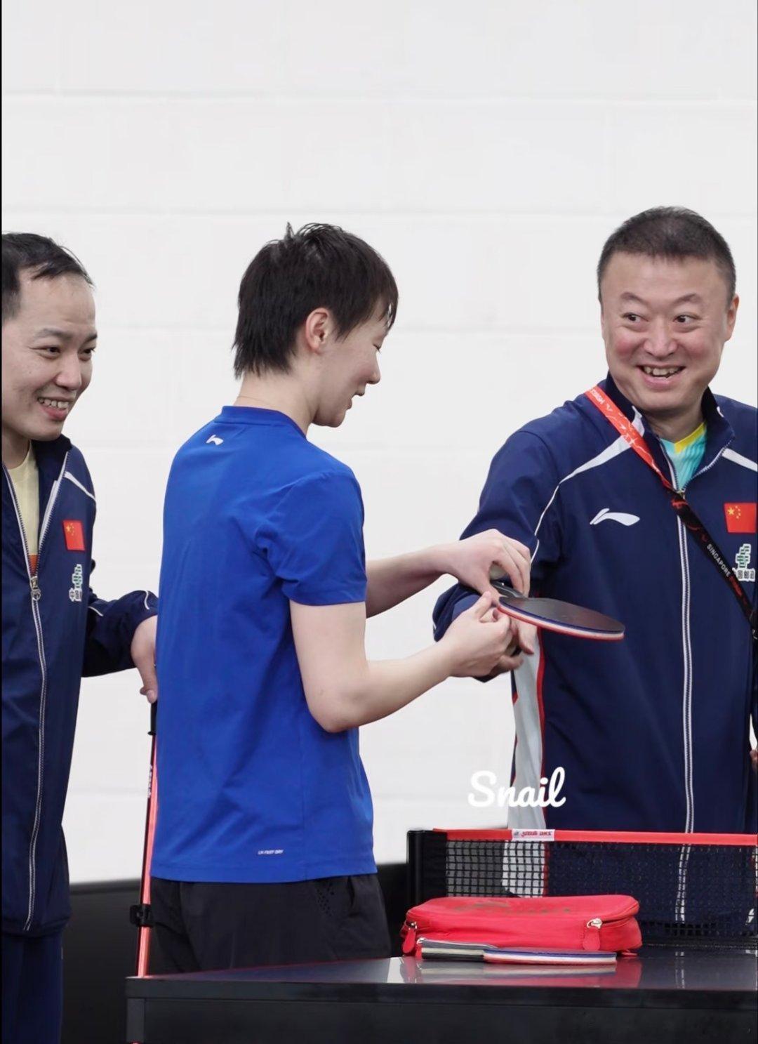 王曼昱一左一右俩指导都笑的好开心！有实力的娃谁不喜欢呢