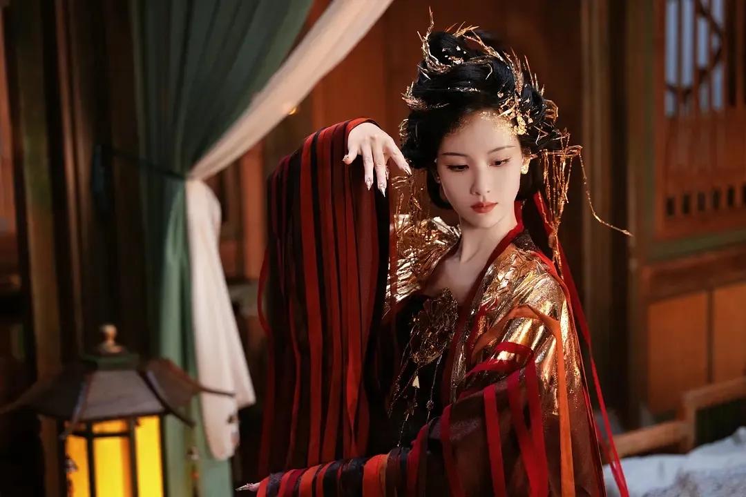 《永夜星河》陈都灵的镜妖也太惊艳了，这妆造也太适合她了，相比《大梦归离》中的文潇