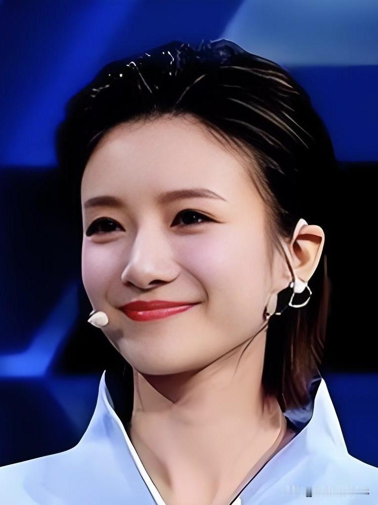 蔡紫，央视主持人大赛金奖得主，以温婉知性的气质与灵动的主持风格著称。镜头前从容大