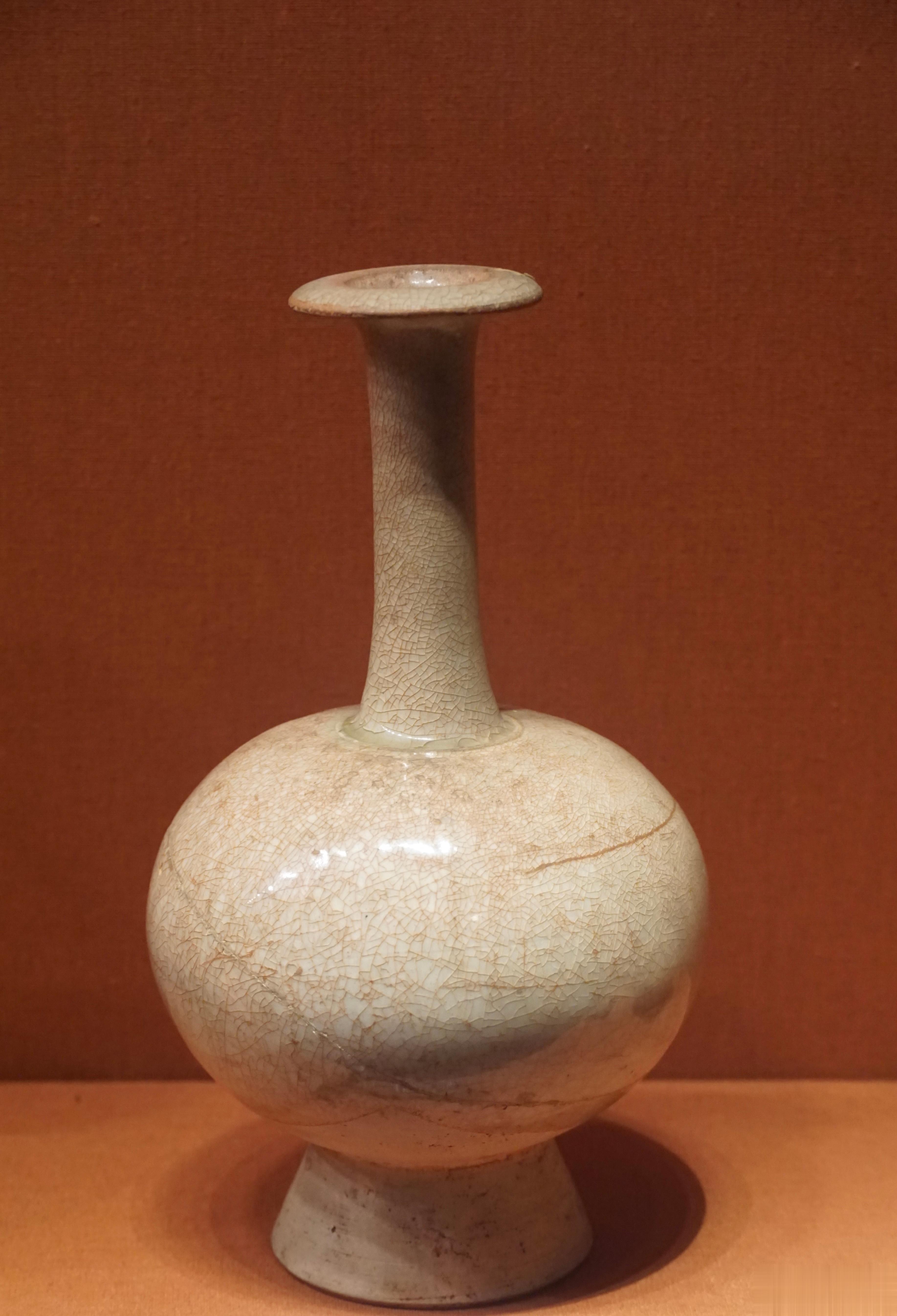 湖南博物院藏唐代长颈瓶或作插花之用类似形象见陕西礼泉长乐公主墓壁画（图二）抑或盛
