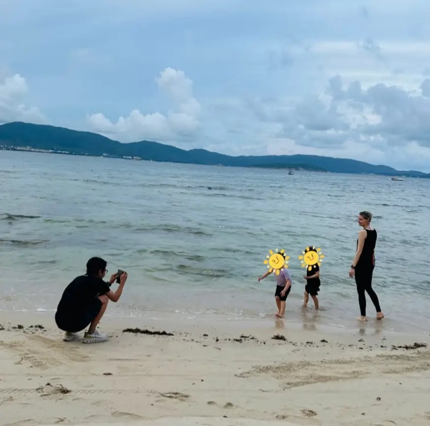 海边偶遇撒贝宁一家四口，俩娃好可爱。撒贝宁的一双儿女肉嘟嘟的，又壮实又...