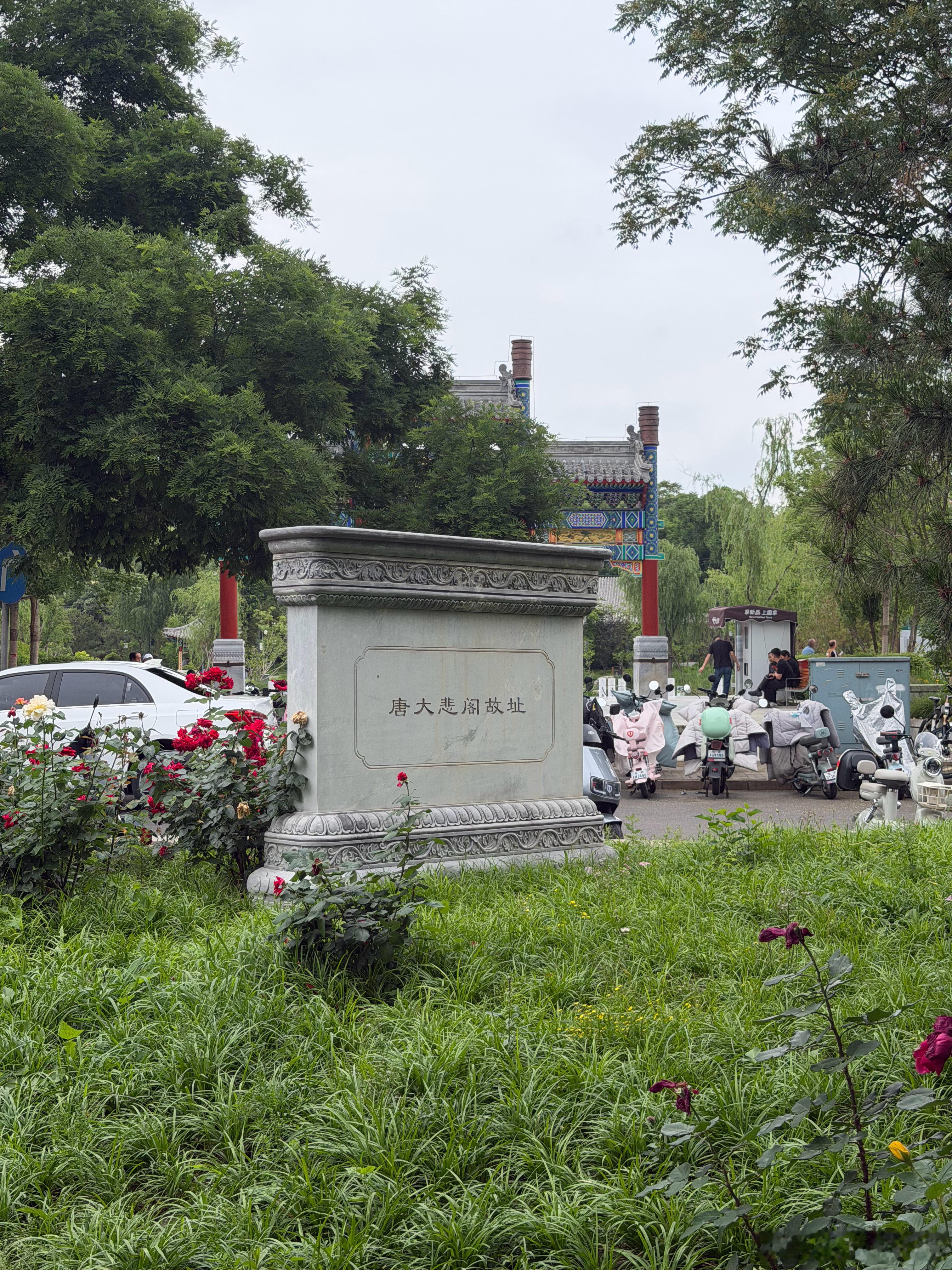 唐幽州·辽南京大悲阁故址。  大悲阁中有巨大白衣观音像，辽太宗见到后认为这是他梦