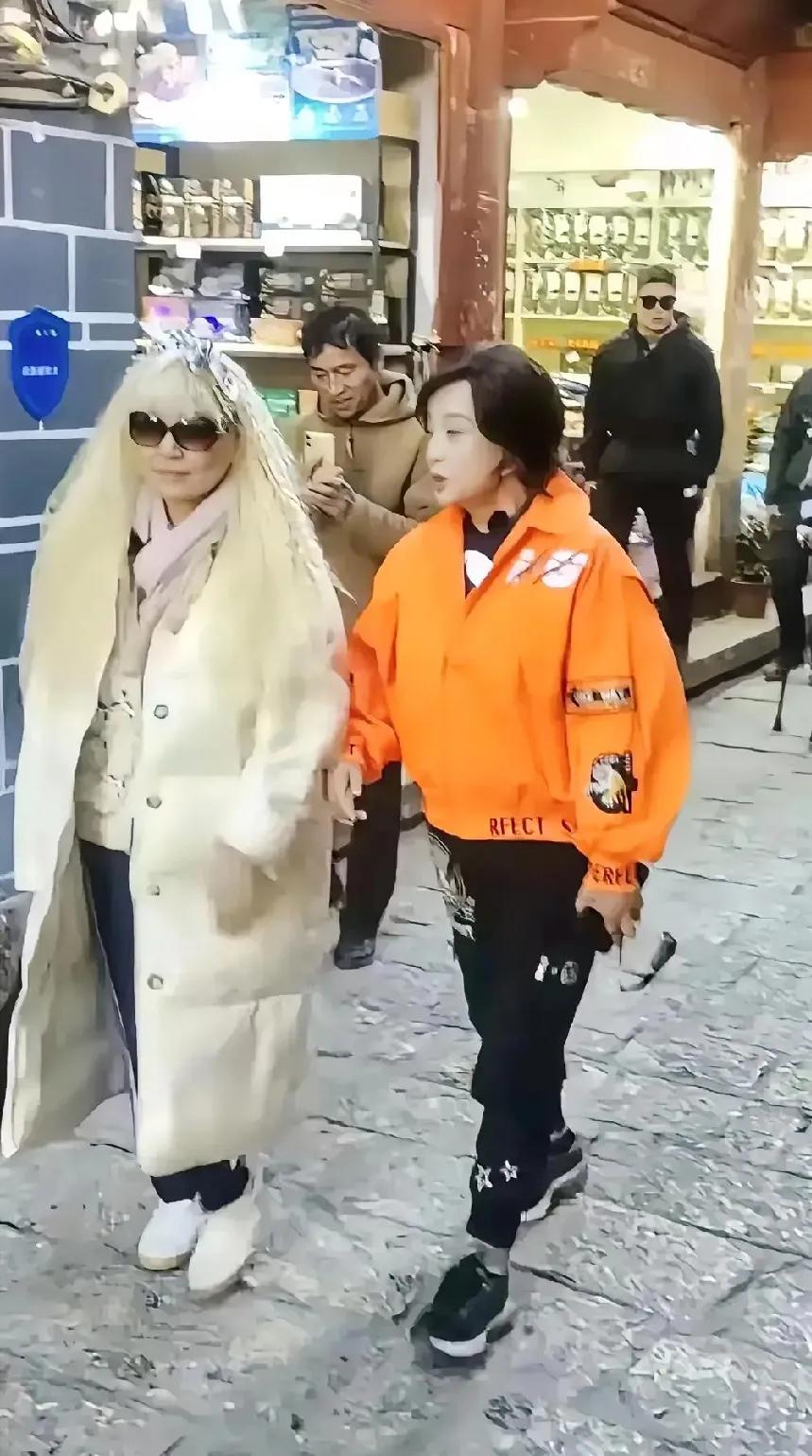 白衣服像大碗，红衣服的女星像跟班，红衣服小姐姐，这么不讲究吗？一身衣服像路人，穿