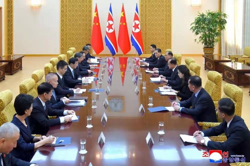 朝鲜超高规格接待中国。

7月15号这天，咱们中国的代表团飞到了平壤。这一去就是