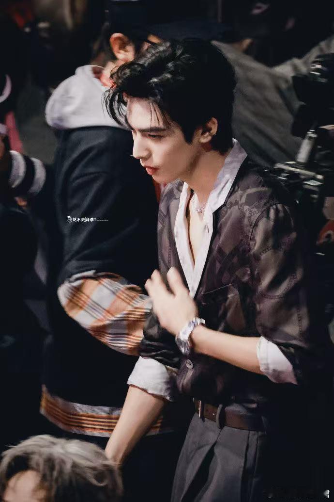 宋威龙 哇哦 把西装穿成高定范本！宋威龙用挺拔体态驾驭极简设计，浓颜冷冽又性感，