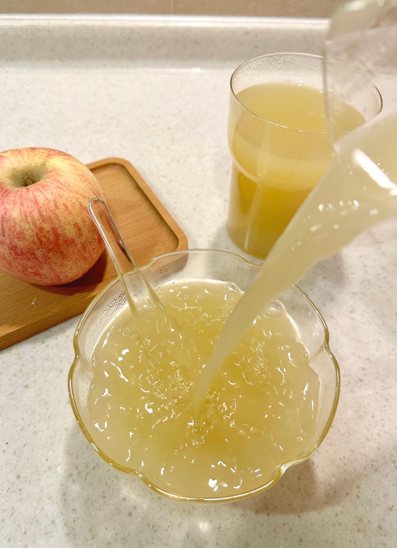 每天1个苹果身体有什么变化家里没有不备苹果的，我父母很爱吃苹果。但我不太爱吃水果