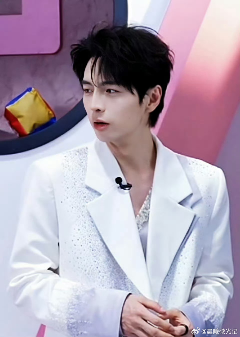 蒲熠星上海活动清唱的嗓音干净得像山涧清泉，唱到“怀民亦未寝”时微微抬眼，仿佛真的