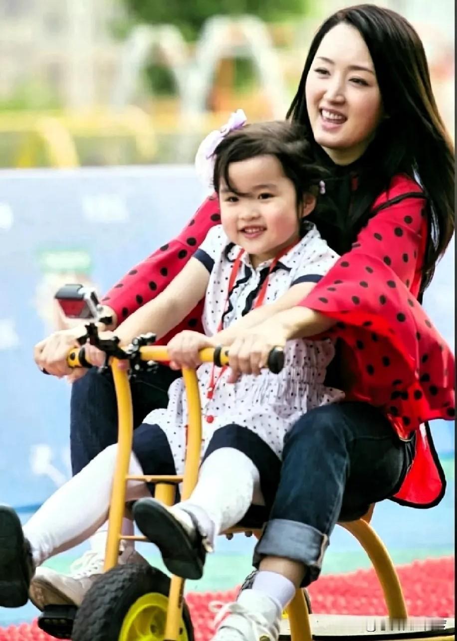 看着甜歌皇后杨钰莹和小朋友笑得这么开心，画面好温馨！这要是她自己的孩子，该多幸福