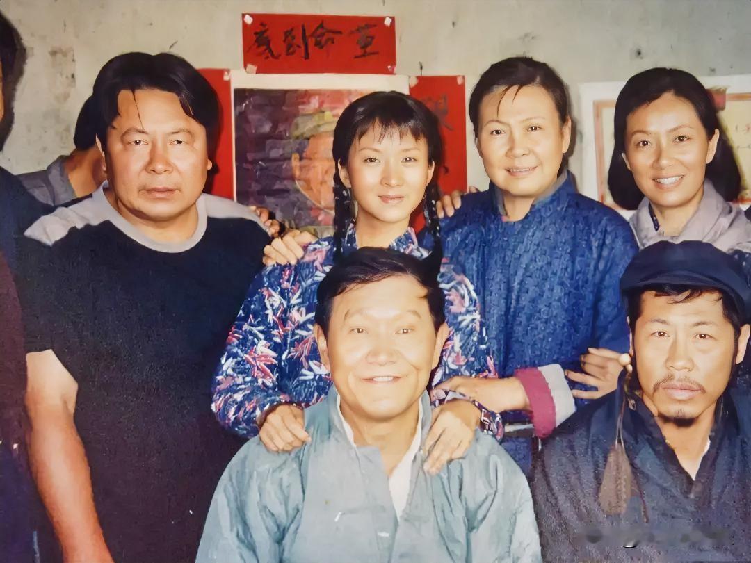 中间的是女演员谢兰，右边的是女演员吴玉华吗？看看你们还能认识几位？
