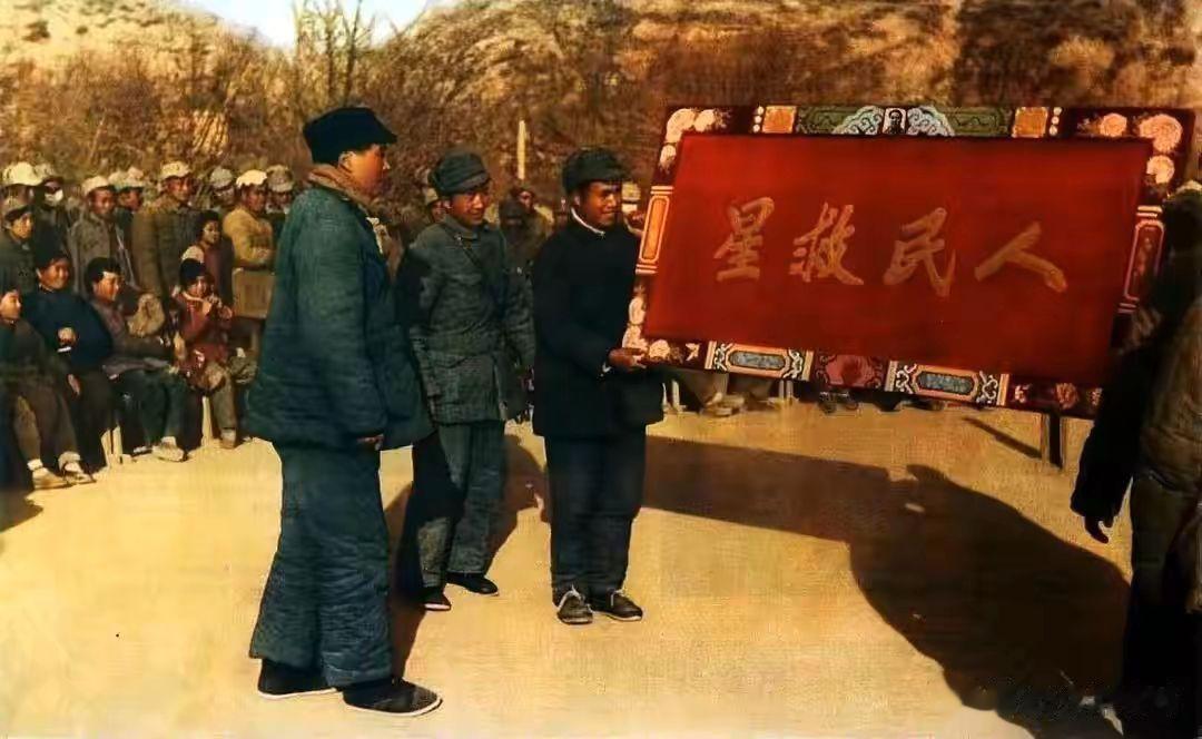 这是一张非常经典的历史照片： 拍摄时间：1946年2月16日（元宵节）...