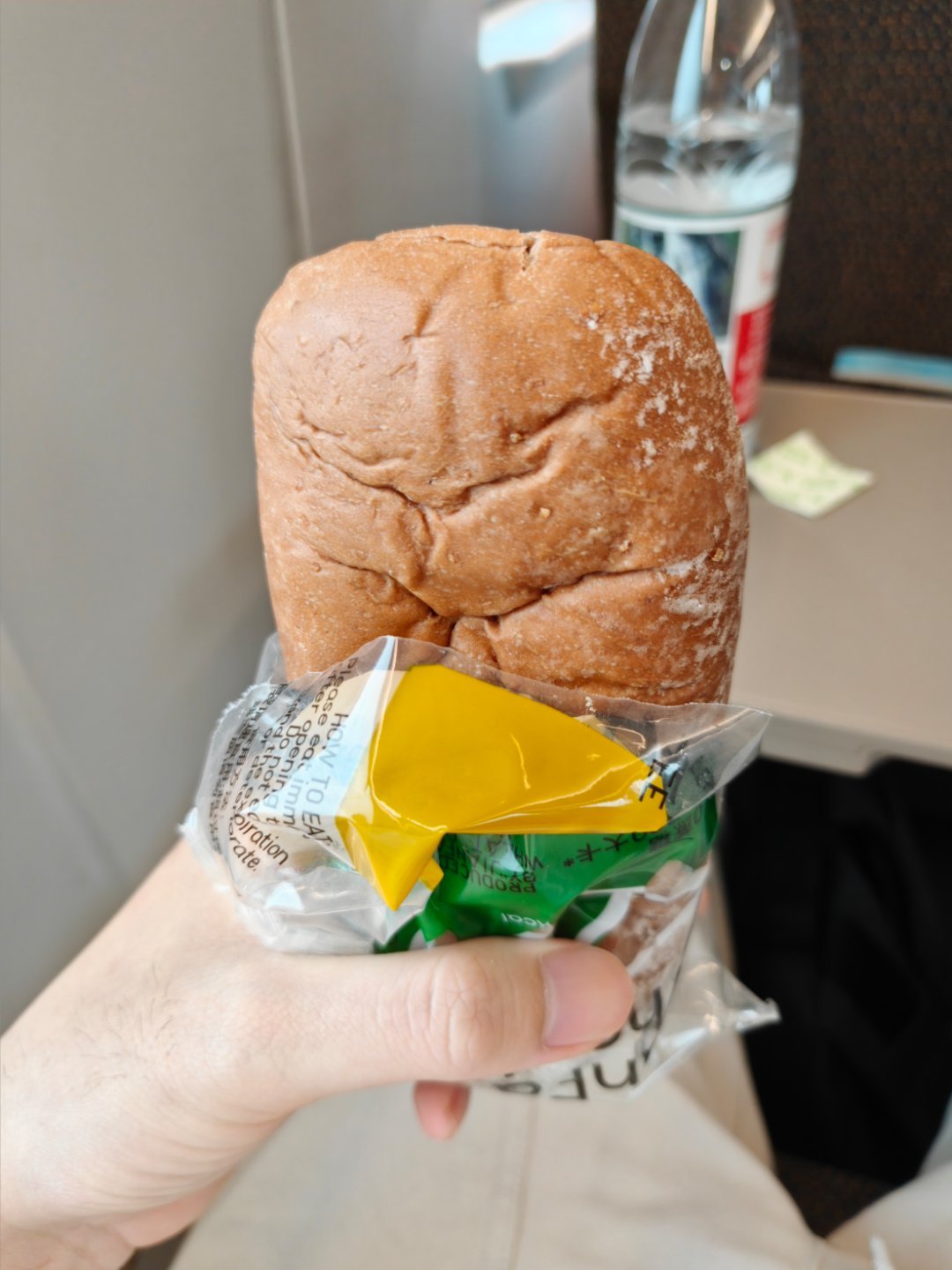 背包塞个面包有时候出门真顶大用 
