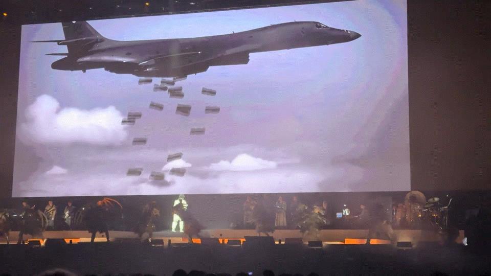 陈奕迅日本演唱会有空投炸弹画面，不就是日本人以前做的事吗，干得漂亮[微笑]让他们