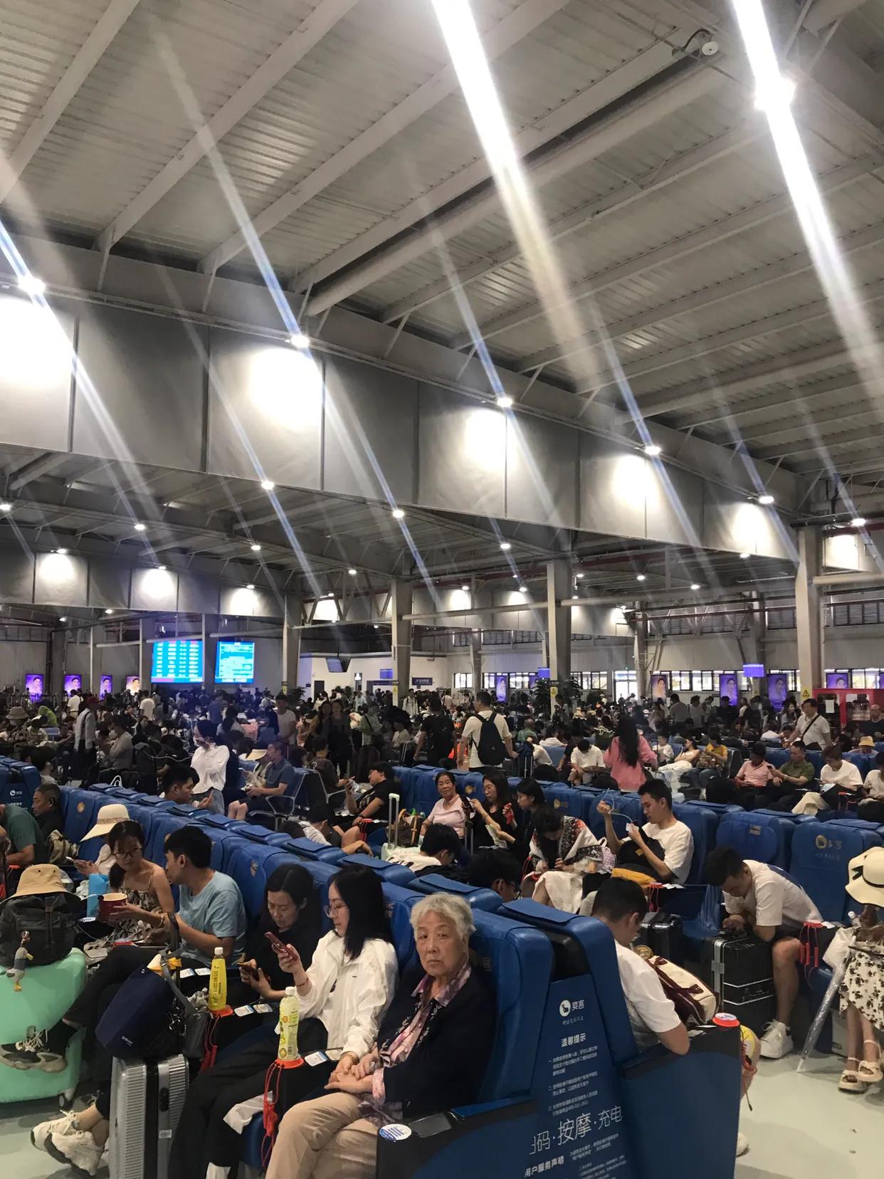 就问全中国还有比这更简陋的高铁站吗？

好歹也是全国知名旅游城市，高铁站还是应该