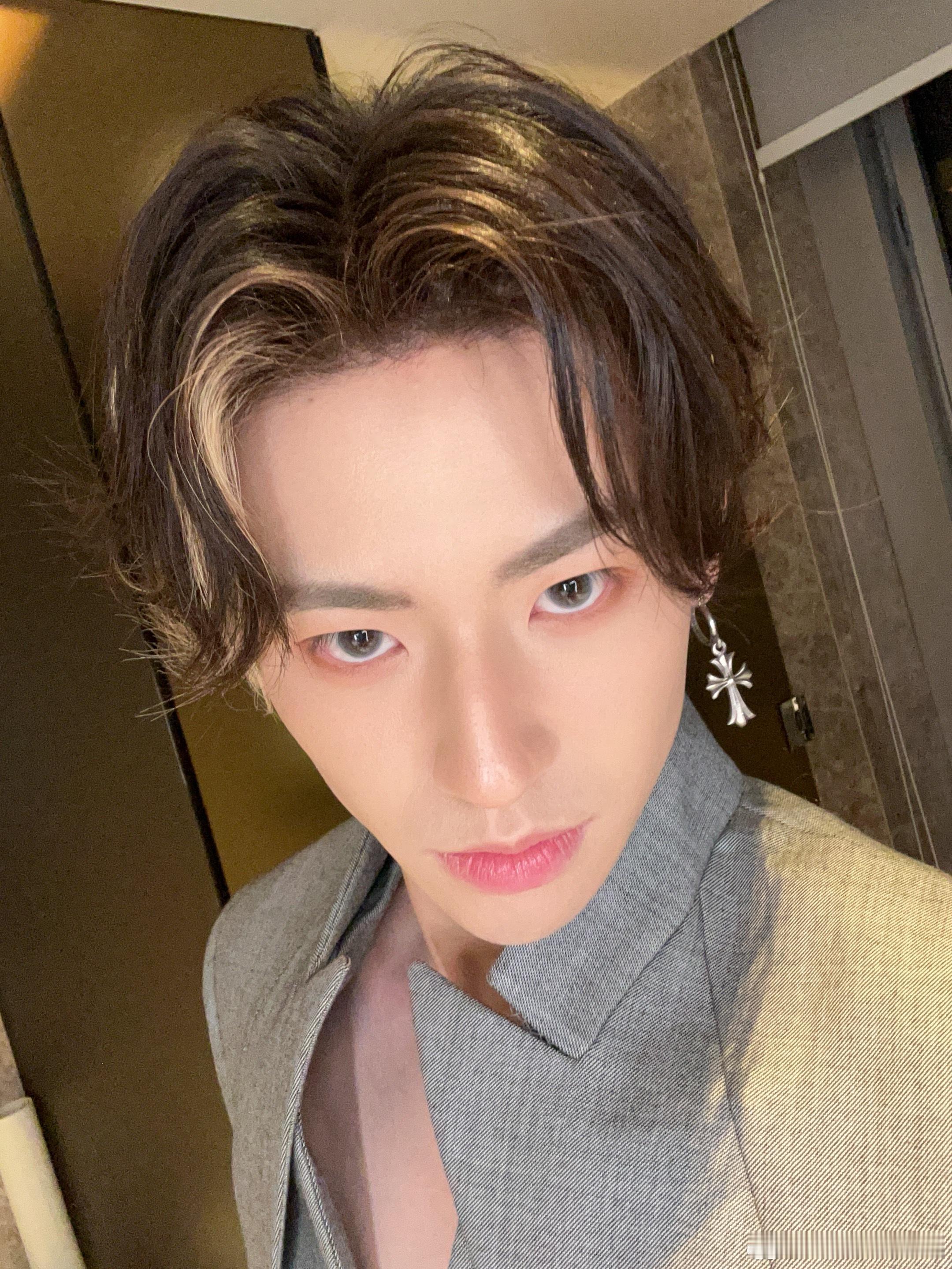 #小鬼深V立领西装##小鬼克罗心单耳环# ​小鬼穿上深 V 立领西装的那一刻，仿