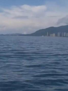 39岁广西游客秦先生怎么也想不到，一次海边散步的意外，会让他在琼州海峡上演了一场