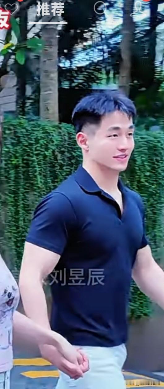 吉隆坡偶遇于文红被小男友牵手甜蜜出游。
小男友正面照曝光，年轻充满稚气得脸庞，满