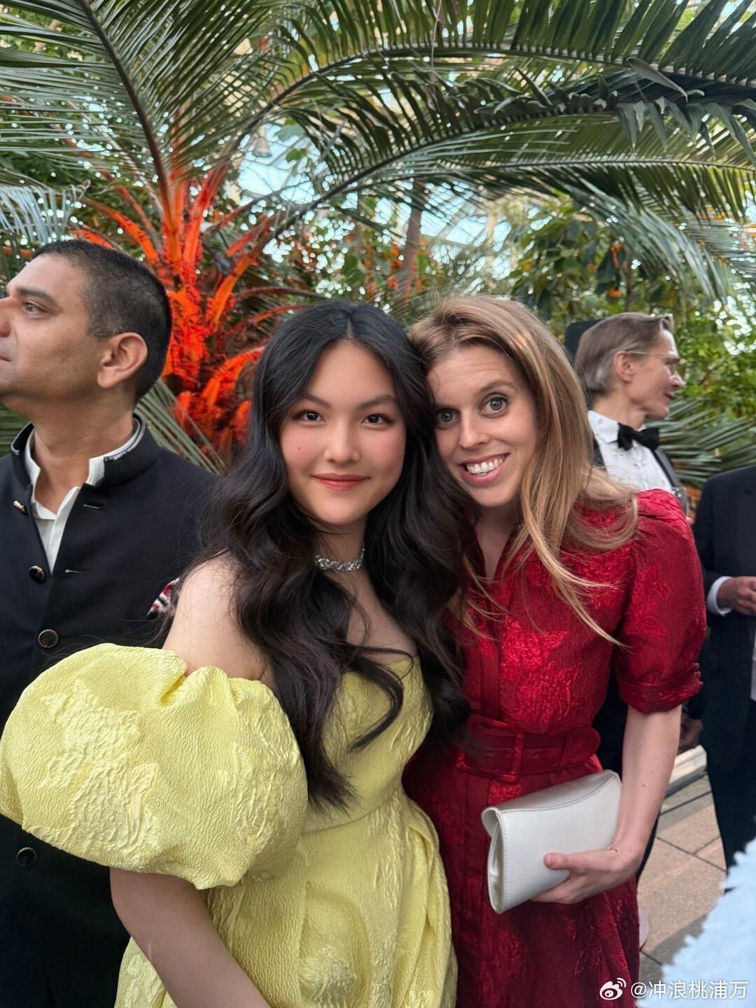 李湘王诗龄参加皇室聚会 豪门母女放大招！李湘携王诗龄惊艳皇室聚会，华丽礼服与精致