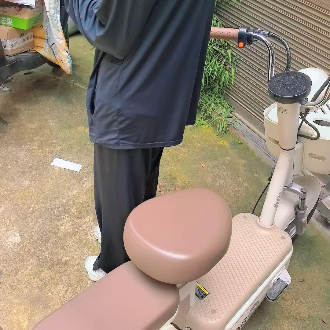 富人家的孩子已经在盘算着暑假去旅游了

​穷人家的孩子，却只能顶着烈日，走街串巷