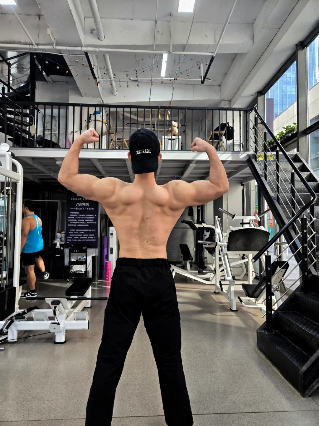 💪健身后的背影，是自律与坚持的浪漫宣言！