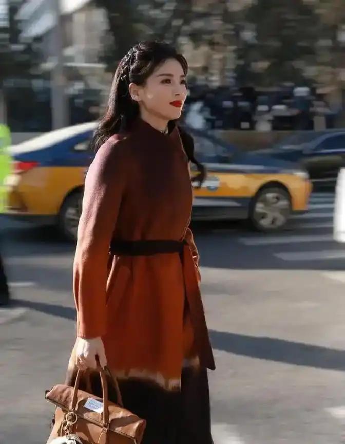 47岁刘涛用普通单品穿出"秋冬版身材调色盘"：焦糖大衣提气色藏腰腹，长靴塞裙强画