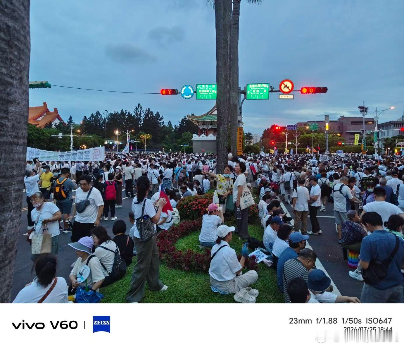 台湾爆发大规模抗议台灣人民的怒吼~~台独已是死路，就让毒油害全台，还一再隐瞒甩锅